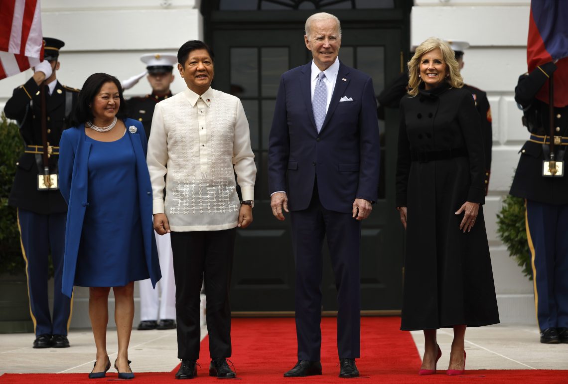 American and Philippine presidents and wives at the White House