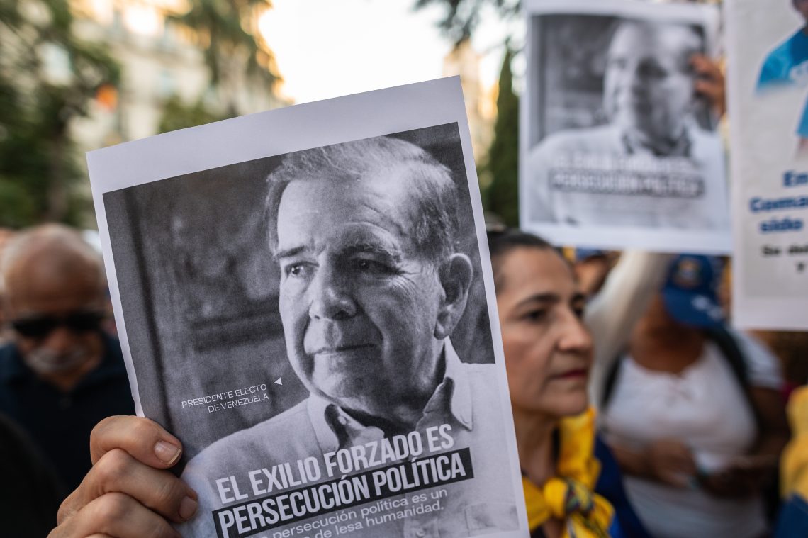 An image of Edmundo Gonzalez at a rally in Spain